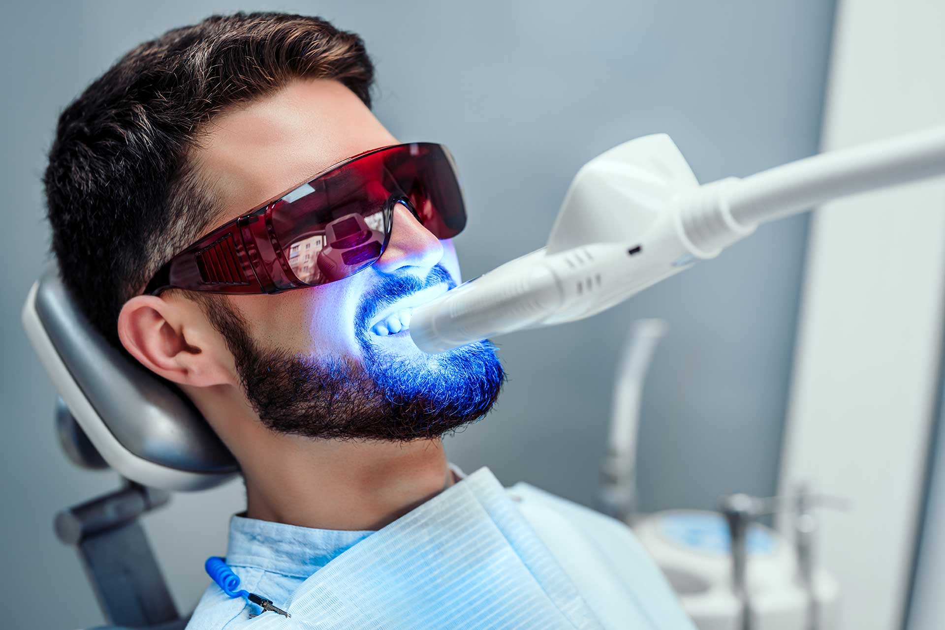 Điều trị tẩy trắng răng chuyên nghiệp với đèn LED tại Greenfield Dental Việt Nam
